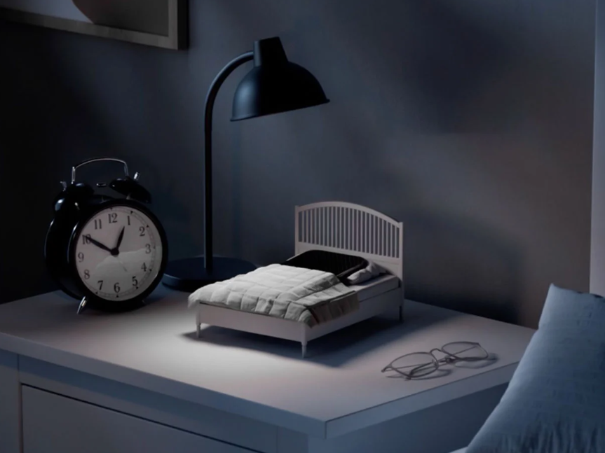 디지털 디톡스를 표현한 침대 위 스마트폰 장면, 휴식과 집중력을 위한 스마트폰 잠재우기 이미지 