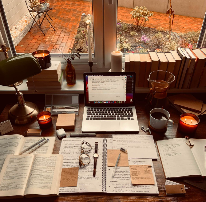“따뜻한 햇빛이 드는 조용한 작업 공간. 스마트폰 없이 노트와 책만 놓인 아날로그 분위기의 책상 풍경. 디지털 디톡스와 집중력 회복을 상징하는 고요한 장면.”