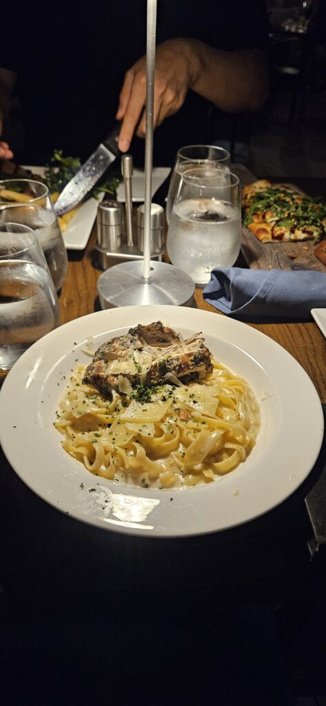 ponte 내 Cellar 레스토랑의 고급스러운 인테리어와 정갈한 음식 이미지.