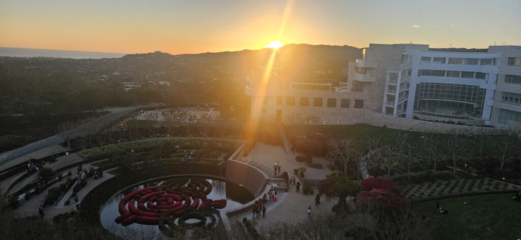 게티 센터 중앙 정원에서 내려다본 LA 시내 전경과 노을 명당