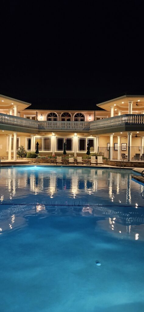 사우스 코스트 와이너리 내 대형 야외 수영장 가족과 즐기기 좋은 물놀이 시설.