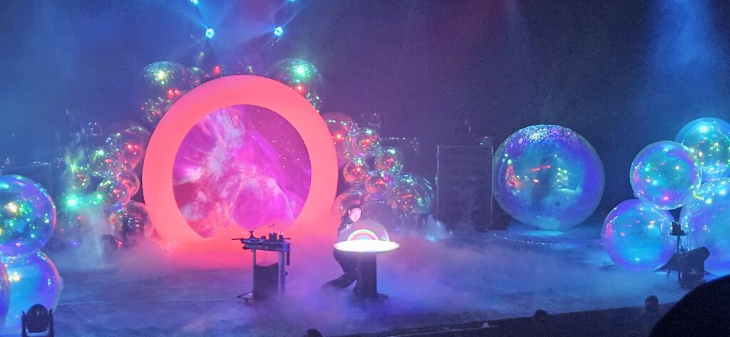 캘리포니아 디스커버리 큐브 버블페스트 체험 모습으로 초등학생 아이들이 비눗방울 공연과 체험을 즐기는 이미지